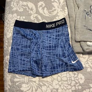 girls nike pros size large